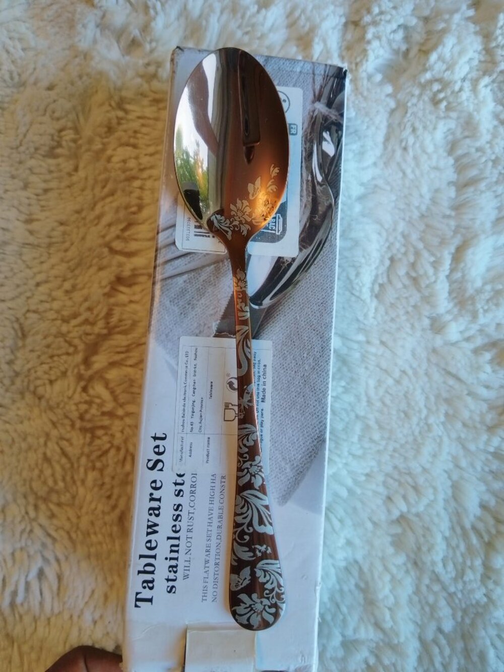 A new 20-piece stainless steel cutlery set in rose gold,decorated with patterns